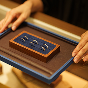 創業87年の安心感があり、リングについて何もわからない状態でも、親身になって相談にのってくれました。アフターサービスも整っているので、結婚指輪を選ぶならTamayaがオススメです。