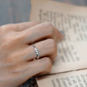 創業87年の安心感があり、リングについて何もわからない状態でも、親身になって相談にのってくれました。アフターサービスも整っているので、結婚指輪を選ぶならTamayaがオススメです。