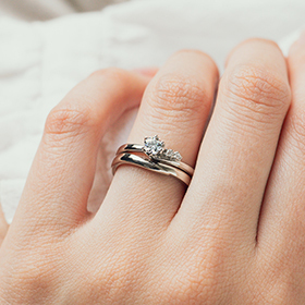 カスタムオーダーや手作りコースで好きなデザインを選んでオーダーできるジュエリーショップ。きっと自分たちらしい指輪が見つかります。オンラインでのオーダーができるのも魅力。