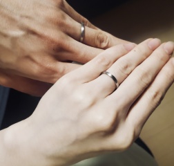 【俄(にわか)の口コミ】 シンプルなデザインと付け心地が何より気に入っています。普段アクセサリ…