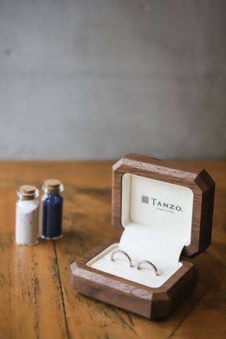 【TANZO.(鍛造指輪)の口コミ】 鍛造製法で、自分たちの好きな素材や色、デザインにできることが決め手で…