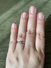 【ORECCHIO(オレッキオ)の口コミ】 Instagramでたまたま見てから、エメラルドカットの婚約指輪に惹かれていま…
