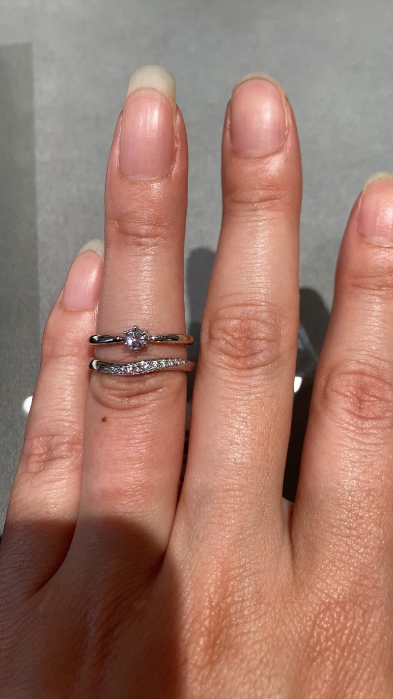 当初、結婚指輪のみ購入のつもりで来店しました。 色々と試着させて
