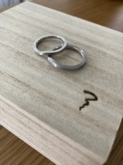 【ichi(イチ)の口コミ】 夫婦ともに落ち着いたものが良かったので、シンプルで
かつよく見ると少し…