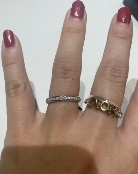 外資系の指輪でリーズナブルなのでとてもいいと思います。また、周りも