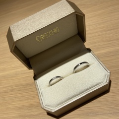 【ORECCHIO(オレッキオ)の口コミ】 エメラルドカットで夫婦でダイヤが入れられるものを選びました。ヘアライ…