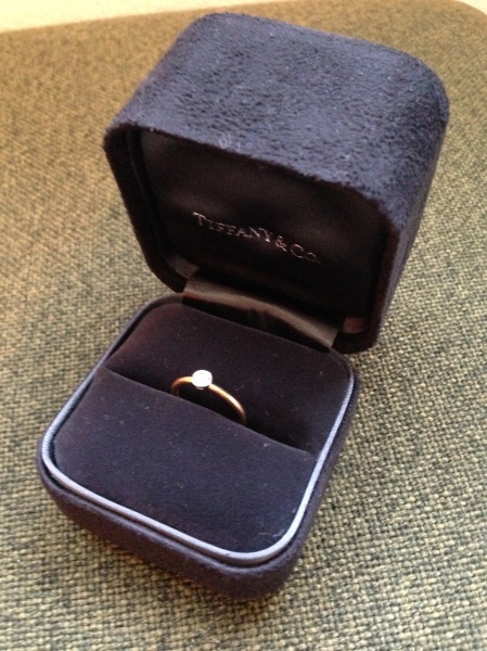 手が小さく、指が短い私。スタンダードな婚約指輪だと、明らかに