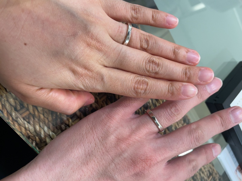 ネットで指輪を見た時は杢目の模様が目立つなと思っていましたが