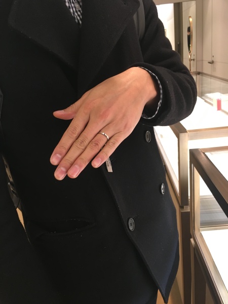 ダイヤが離れて3粒入っていますが、華美ということはなくあくまで ...