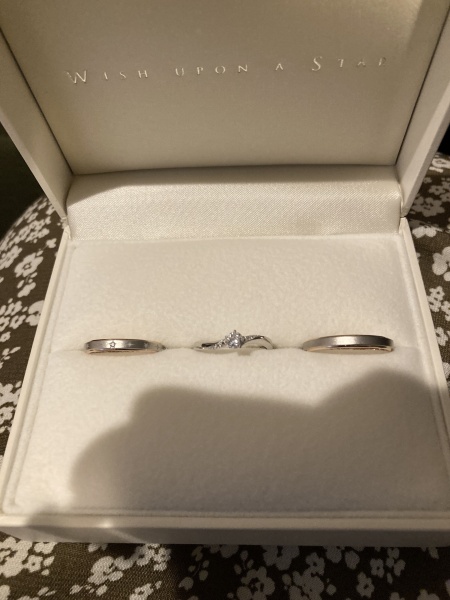 プラチナ+ピンクゴールドが上下に入っているデザインです