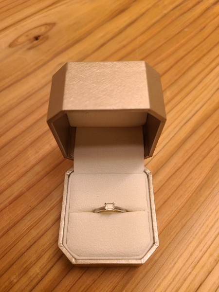 エメラルドカットのダイヤが良くてこのブランドに決めました。派手すぎ