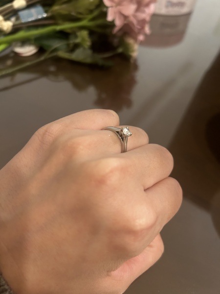 婚約指輪といえば、一粒ダイヤの印象が強かったので王道の一粒