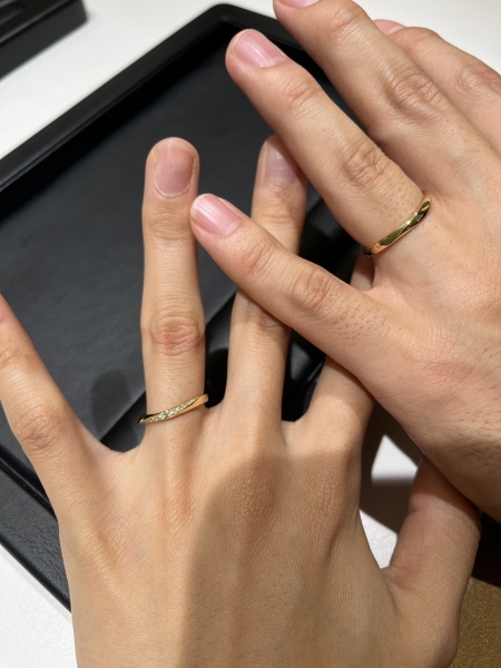 ダイヤモンドが斜めに流れるようにデザインされているものを探し