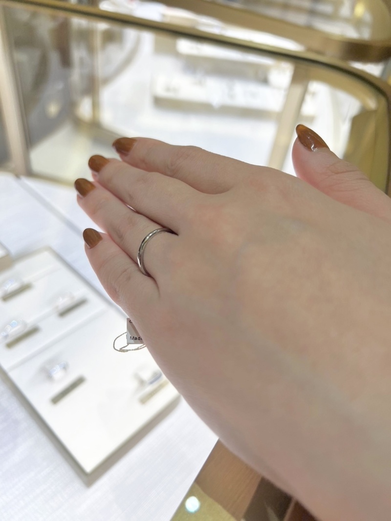シンプルな結婚指輪にするならカルティエと決めていたので試着に