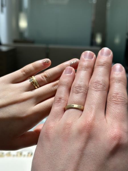 ミル打ちにマット加工がされたデザインで、既製品ではありますが