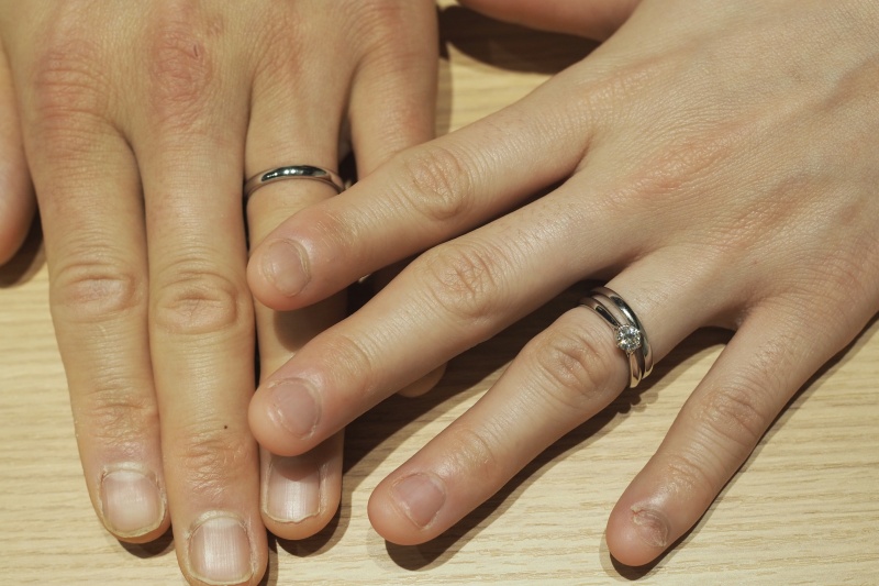 妻の婚約指輪と結婚指輪の重ね付けを考えた時に、シンプルな物が
