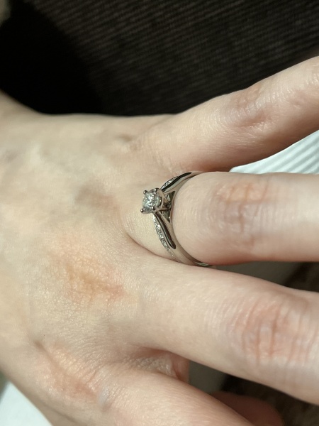 Cartier婚約指輪 ダイヤモンド 婚約指輪。デザインがシンプルで、横から見た時のカルティエ独特