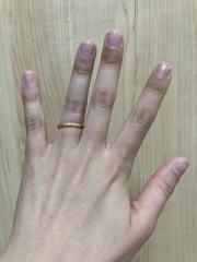 【towa et toi(トワエトワ)の口コミ】 はじめは一粒ダイヤモンドのデザインにしようと思いましたが、石が回って…