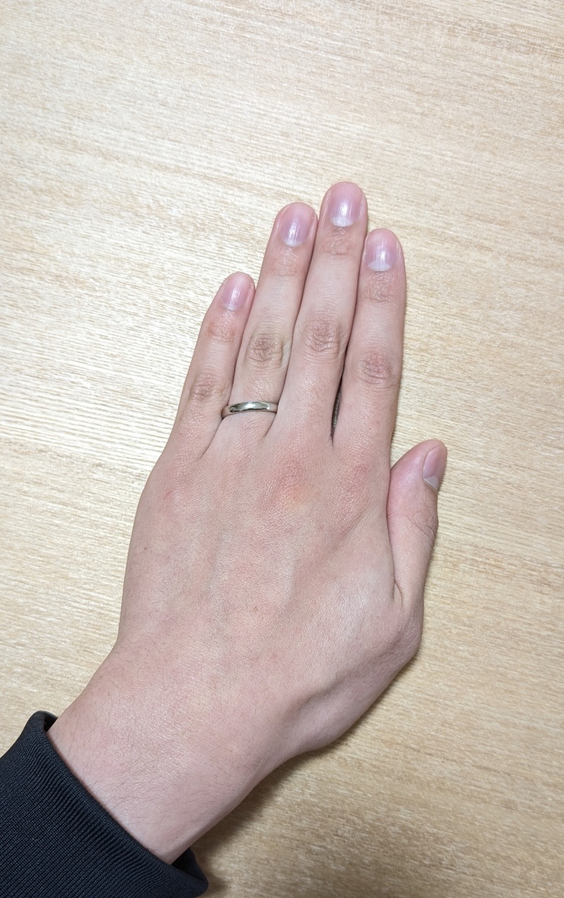 女性用の指輪は3面にダイヤモンドが立体的にあしらってあり