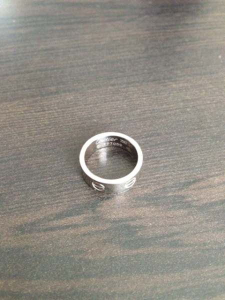 結婚指輪は一生付けていく物なので、シンプルで飽きのこない