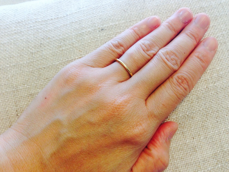 華奢でシンプルなデザインながら、側面にプチダイヤが入っていて、 身