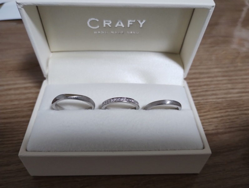 結婚指輪は全体をザラザラの質感にし、真ん中にツルツルとした