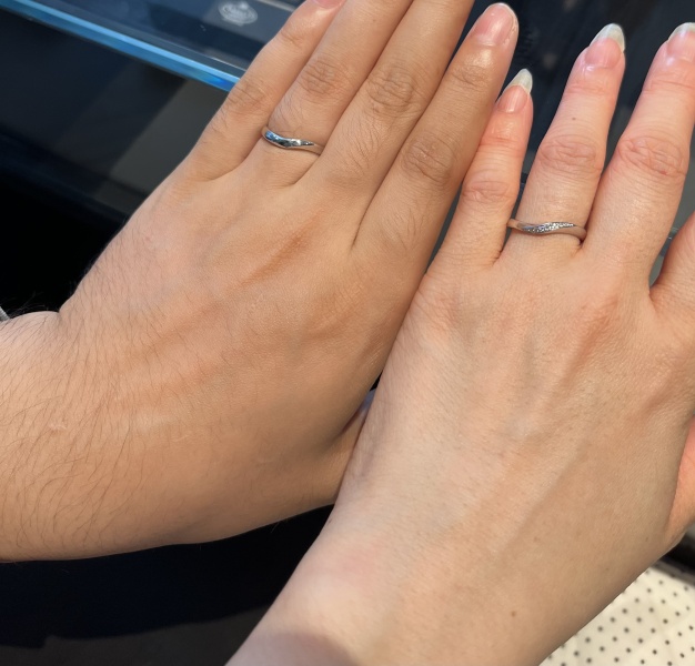A*i様 週末価格 EXELCODIAMOND ダイヤモンド プラチナリング 指 曲線のデザインが指を長く見せてくれて、手にフィットする