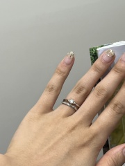 【俄(にわか)の口コミ】 婚約指輪と結婚指輪を両方つけた時にすごく綺麗に見えることからこの指輪…