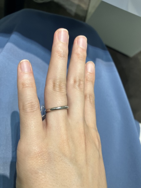 カナル4℃　ストレートリング ストレートリングですがダイヤモンドが斜めに入っていることで