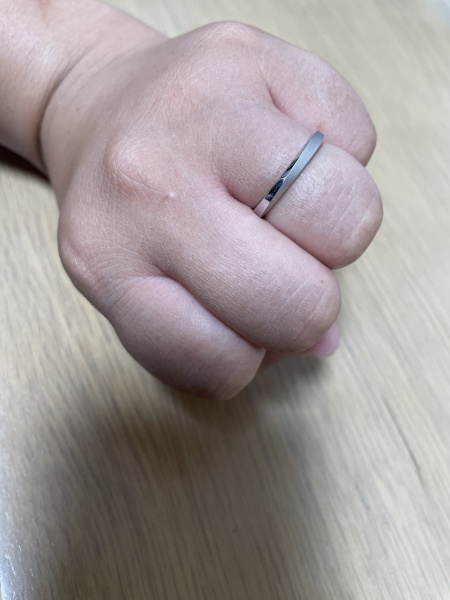 指輪のデザインに関しては、シンプルで着け心地が良いのを希望しました