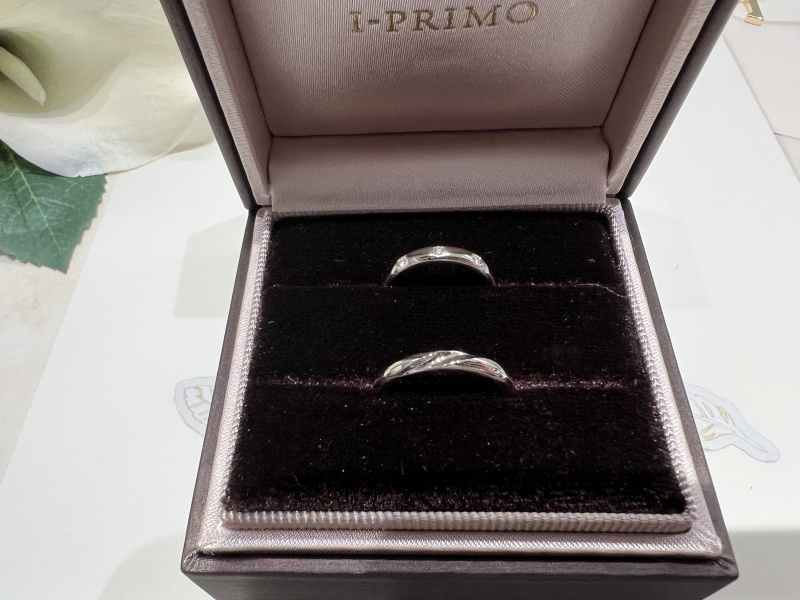 ウェーブやV字などいろいろなタイプの指輪を試着しましたが