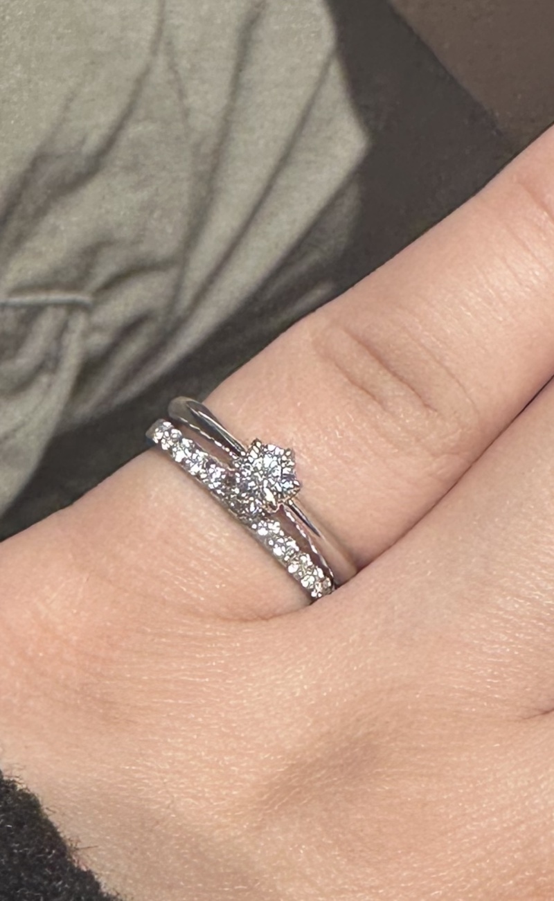 婚約指輪はシンプルながらダイヤの大きさを少し大きめにして