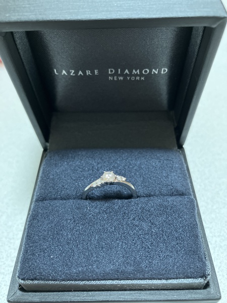 左下がりになっているウェーブの婚約指輪です。真ん中のダイヤは0.22