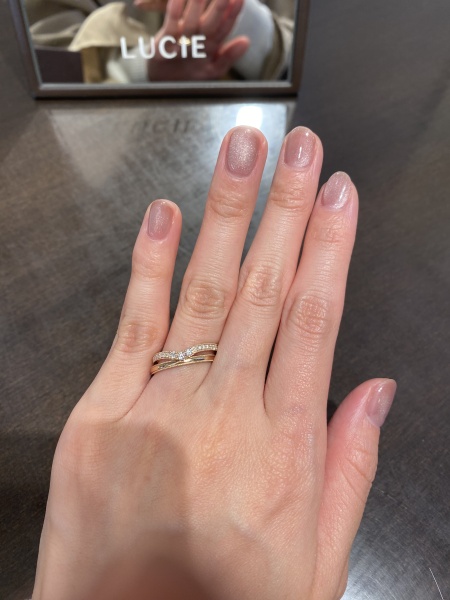 ウェーブ方でピンクゴールドの指輪を見ていました。上品で