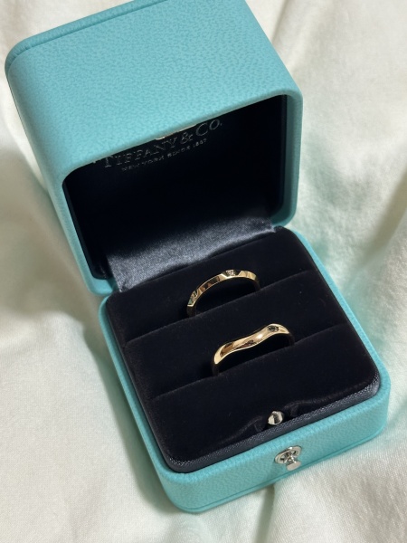 Tiffanyにしか出せないピンクゴールドの色が素敵です。 妻の方の