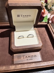 【TANZO.(鍛造指輪)の口コミ】 男性の結婚指輪にありがちな、とてもシンプルなデザインとは異なり、スタ…
