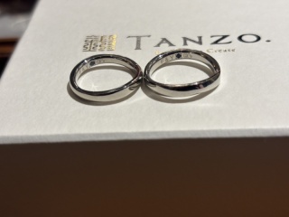 【TANZO.(鍛造指輪)の口コミ】 V字デザインにダイヤモンドを9個入れることでどの角度から見てもキラキラ…
