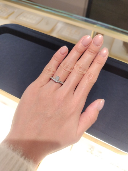ショーメの婚約指輪はティアラを連想させるような素敵なデザイン