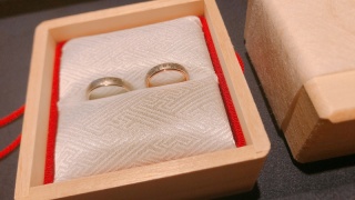 【TOMOE(トモエ)の口コミ】 2つの指輪を重ねると桜の模様が出てくるところが好きです。桜の時期に入籍…