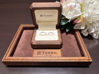 【TANZO.(鍛造指輪)の口コミ】 夫はスターダスト加工でダイヤモンドのような煌めきのデザインにしました…