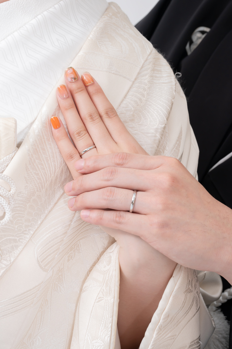 新婦にはシンプルにダイヤが一個ついたもの、新郎はダイヤなしのもの