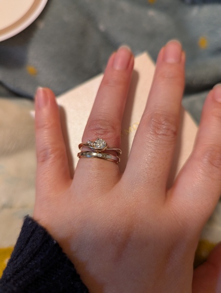 結婚指輪は着用する瞬間つるっとして気持ちいいです。そして2色