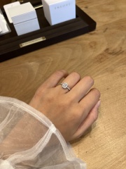 【ENUOVE(イノーヴェ)の口コミ】 あまり他にはないデザインで、個性的だと思います。エメラルドカットの婚…