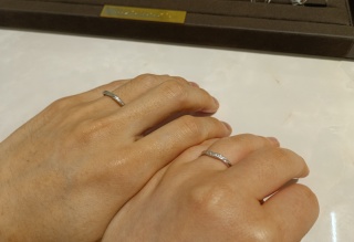 【Love Bond(ラブボンド)の口コミ】 素材はプラチナのため、金属アレルギーに対しても安心できる。デザインは…