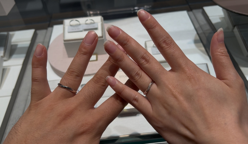 シンプルでありながら、個性が見られる指輪となっている。女性側