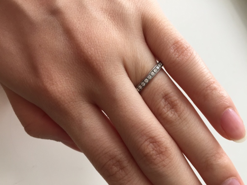 全体的にボリュームがあり、厚みがあるジュエリーです。特に斬新