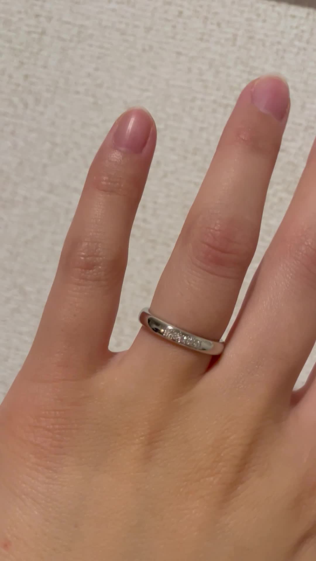 ダイヤの上品な輝きが主張し過ぎず綺麗です。