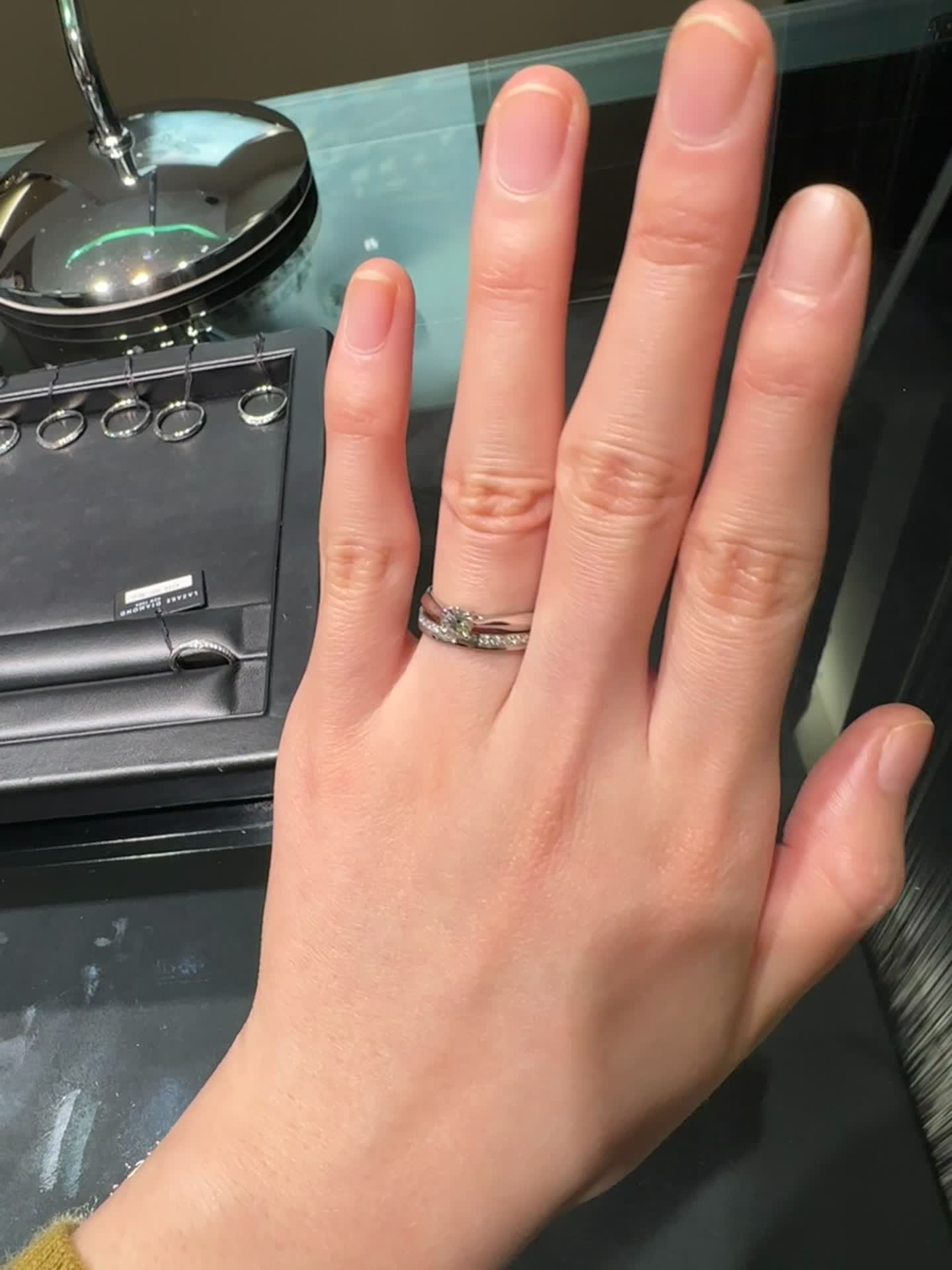 婚約指輪 トーチとの重ね着け。
