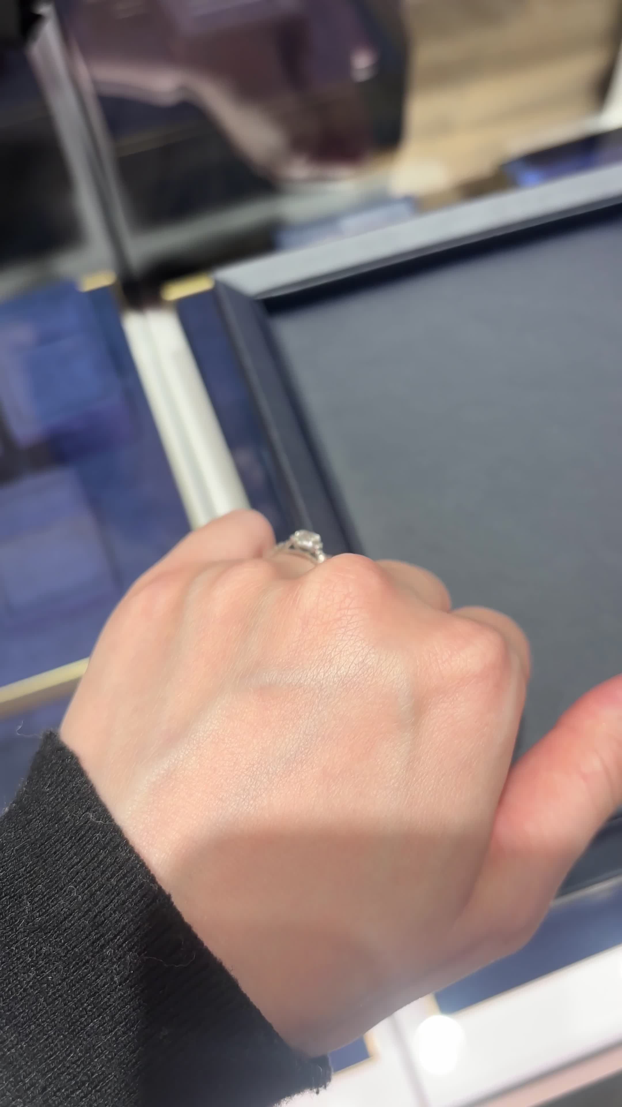 ロイヤルアッシャーは白い輝きが特徴のダイヤでした