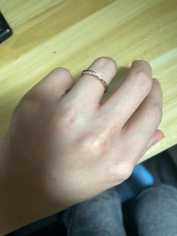 ダイヤが180℃散りばめられておりどの角度からでも輝きます。